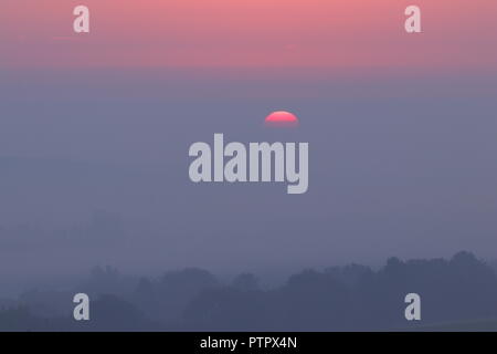 Die aufgehende Sonne über Oulton, im East Leeds, West Yorkshire Stockfoto