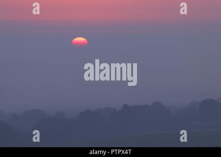 Die aufgehende Sonne über Oulton, im East Leeds, West Yorkshire Stockfoto