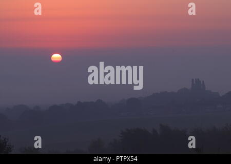 Die aufgehende Sonne über Oulton, im East Leeds, West Yorkshire Stockfoto