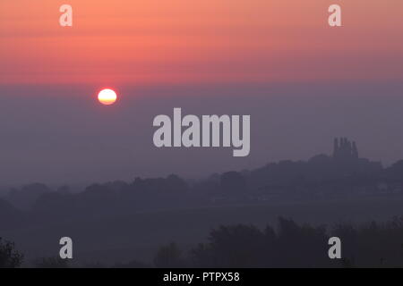 Die aufgehende Sonne über Oulton, im East Leeds, West Yorkshire Stockfoto