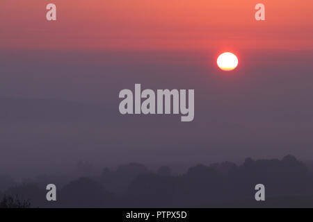 Die aufgehende Sonne über Oulton, im East Leeds, West Yorkshire Stockfoto