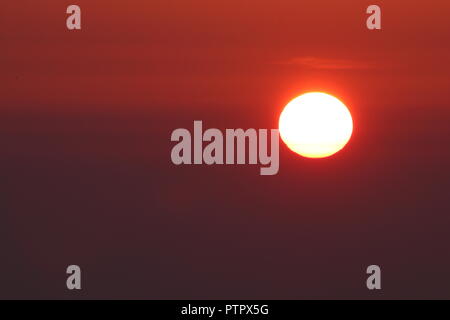 Die aufgehende Sonne über Oulton, im East Leeds, West Yorkshire Stockfoto