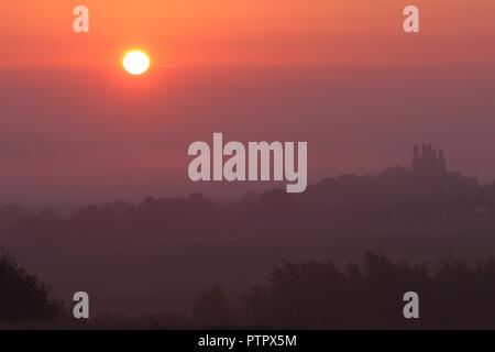 Die aufgehende Sonne über Oulton, im East Leeds, West Yorkshire Stockfoto