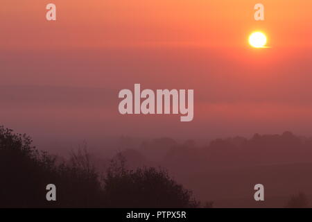 Die aufgehende Sonne über Oulton, im East Leeds, West Yorkshire Stockfoto