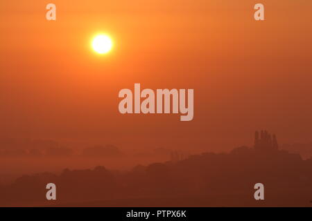 Die aufgehende Sonne über Oulton, im East Leeds, West Yorkshire Stockfoto