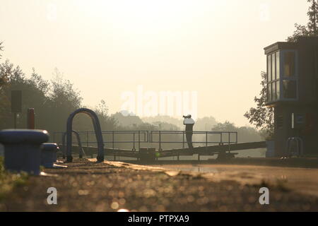 Ein Fotograf Fotografieren auf dem Leeds Liverpool Canal an Woodlesford Sperren bei Sonnenaufgang Stockfoto