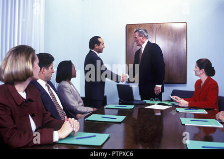 1995 historische multi-ethnische BÜROANGESTELLTE IN GROSSEN GRUPPE SITZUNGSSAAL SITZUNG Stockfoto