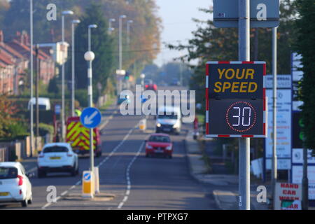 Eine Geschwindigkeit Bewusstsein Zeichen auf Wakefield Road in Swillington, Leeds. Stockfoto