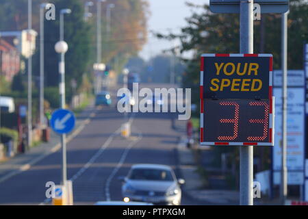 Eine Geschwindigkeit Bewusstsein Zeichen auf Wakefield Road in Swillington, Leeds. Stockfoto