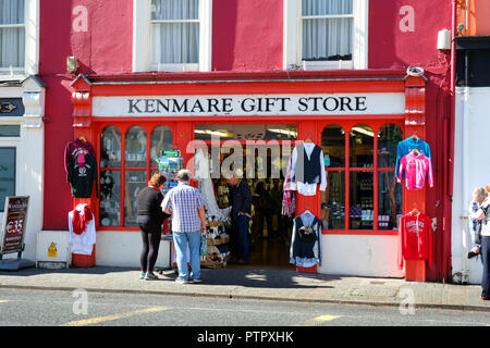 Touristen außerhalb eines irischen Geschenk Shop, Kenmare, County Kerry, Irland - Johannes Gollop Stockfoto