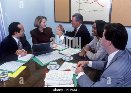 1995 historische multi-ethnische BÜROANGESTELLTE IN KLEINEN GRUPPE SITZUNGSSAAL SITZUNG Stockfoto