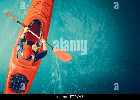 Kayaker See Tour Luftbild. Red Kajak- und kaukasischen Paddeln Sportsman in seinen 30ern. Stockfoto