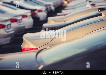 Neuwagen Händler lieferbar Closeup selektiven Fokus. Parkplatz voller neuer Fahrzeuge. Stockfoto