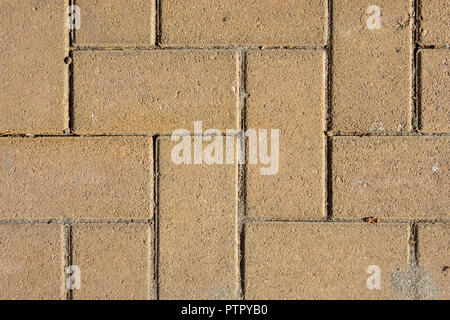 Sand farbige Ziegel Stein Pflaster auf dem Boden für Straße Straße. Bürgersteig, Auffahrt, Pflastersteine, Pflaster im quadratischen Muster Textur Hintergrund. Stockfoto