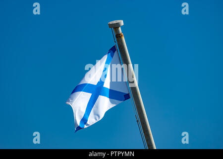 Wladiwostok, Russia-July 28, 2018: Naval Flagge auf blauen Himmel Hintergrund Stockfoto