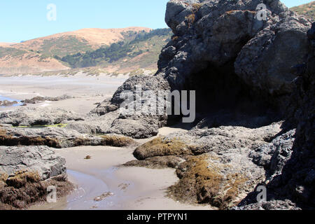 Seaside Kalkstein Höhle am Strand in Nordkalifornien Stockfoto