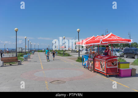 Wladiwostok, Russia-July 28, 2018: Städtische Landschaft mit Blick auf die Sport Promenade und Urlauber. Stockfoto