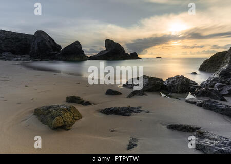 Sonnenuntergang über Felsen, porthcothan Beach, Cornwall Stockfoto