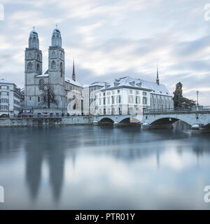 Alte Zürich Stadt im Winter, Blick auf den Fluss Stockfoto