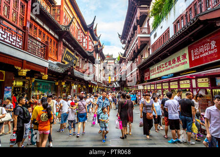 Shanghai, China - 21. Juli. 2016 - Einheimische und Touristen, an einem heissen Sommertag in der Innenstadt von Shanghai, China, Asien. Stockfoto