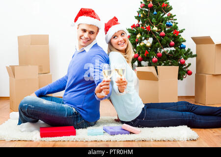 Junges Paar feiert Weihnachten in Ihrem neuen Zuhause. Stockfoto