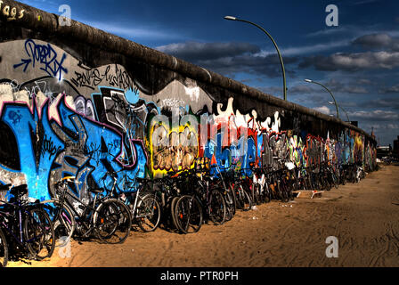 Graffiti an der berühmten Berliner Mauer Stockfoto