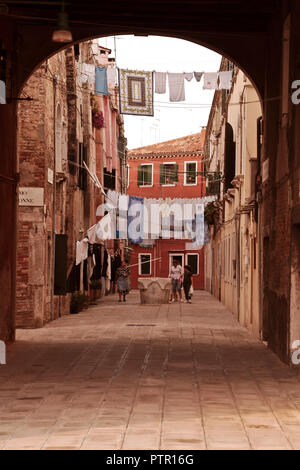 Wäscheservice erhängt in einem Venedig Gasse zu trocknen Stockfoto