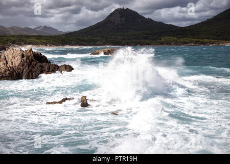 Storm Wellen von Cala Agulla Europa Spanien Küste in der Nähe von Cala Rajada, starker Sturm mit hohen Schwellen Stockfoto