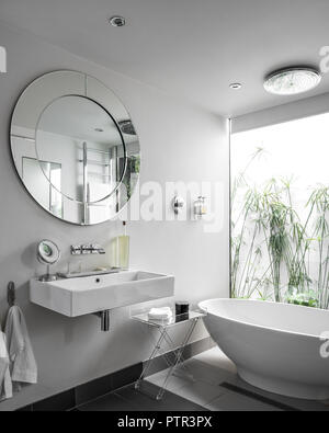 Essenz freistehende Badewanne aus Pura. im Fenster der en suite Badezimmer Stockfoto