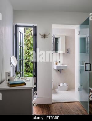 Bad mit Spiegelschrank und Tür aus Milchglas Stockfoto