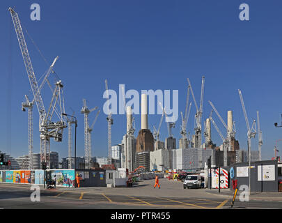 17 Turmdrehkrane surround Battersea Power Station in London, während der Umsatz von mehreren Milliarden Sanierung der 42 Hektar großen, Riverside. Stockfoto