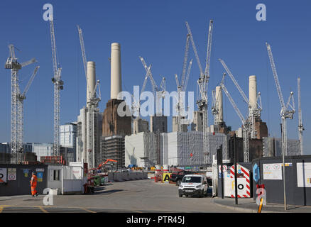 17 Turmdrehkrane surround Battersea Power Station in London, während der Umsatz von mehreren Milliarden Sanierung der 42 Hektar großen, Riverside. Stockfoto