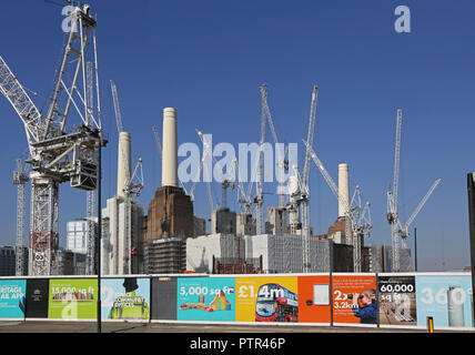 17 Turmdrehkrane surround Battersea Power Station in London, während der Umsatz von mehreren Milliarden Sanierung der 42 Hektar großen, Riverside. Stockfoto