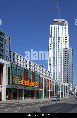 Die neun Elms Punkt Entwicklung im Vauxhall, London. Die ehemaligen Supermarkt Ort saniert 630 Wohnungen, Geschäfte und eine Tiefgarage. Stockfoto