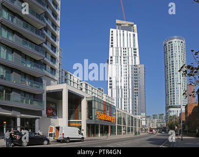 Die neun Elms Punkt Entwicklung im Vauxhall, London. Die ehemaligen Supermarkt Ort saniert 630 Wohnungen, Geschäfte und eine Tiefgarage. Stockfoto