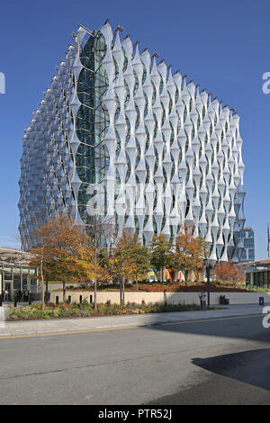 Die neue US-Botschaft in London Gebäude auf neun Ulmen, in der Nähe von vauxhall, London. Außenansicht von Süden im Herbst Sonnenschein. Stockfoto