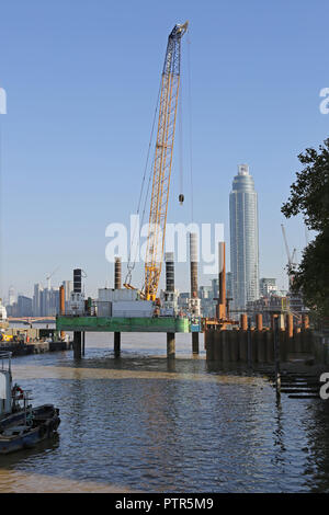 Ein Jack-up Plattform für den Bau von neuen Thames Tideway super-Kanal am Südufer der Themse in Battersea, London, Großbritannien Stockfoto