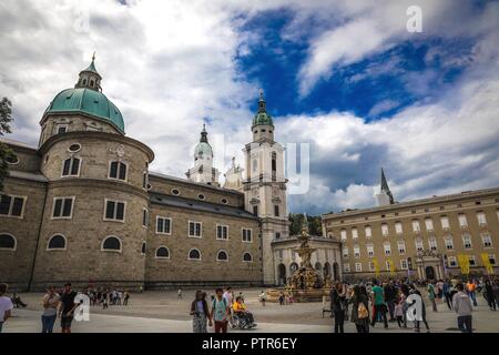 Touristen in Residenzplatz Residenzbrunnen mit Wohnsitz Brunnen in der historischen Stadt - Salzburg, Österreich. Foto © Ernesto Goglia/Sintesi Stockfoto