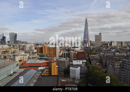 Blick auf die Skyline von London, von Bankside, nach Osten in Richtung der Shard und Büros, Stockfoto