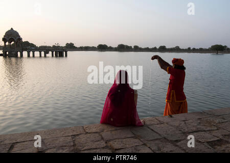 Morgengebet von Rajasthani Mann und Frau. Stockfoto