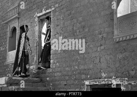 Das Bild der Rajasthani traditionelle Damen in Ruinen des Dorfes, Jaisalmer, Rajasthan, Indien Stockfoto