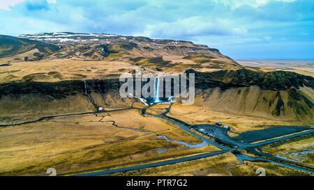 Luftaufnahme von Wasserfall Seljalandsfoss, wunderschönen Wasserfall in Island. Stockfoto