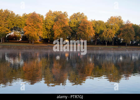 Nebligen Herbstmorgen Reflexionen an Victoria Embankment in Nottingham, Nottinghamshire England Großbritannien Stockfoto