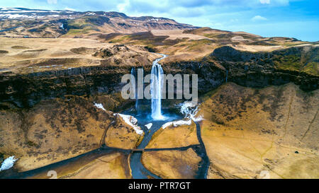 Luftaufnahme von Wasserfall Seljalandsfoss, wunderschönen Wasserfall in Island. Stockfoto