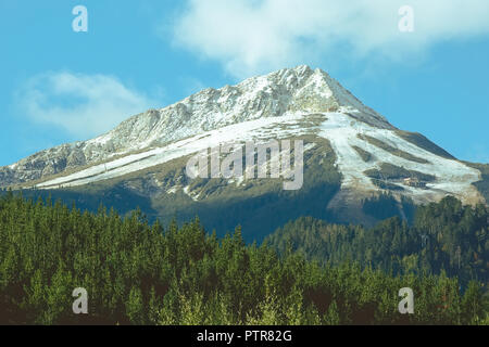 Winter Ferienhäuser Hintergrund mit Pinien und Schnee Berge, Skipisten in Bansko, Bulgarien Stockfoto