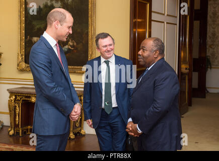 Der Herzog von Cambridge trifft Präsident Gabuns Ali Bongo Ondimba (rechts) bei einem bilateralen Treffen am Buckingham Palace, London. Stockfoto