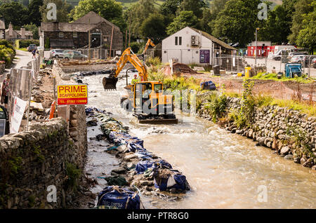 Löschen Sie die Rückstände aus der Fluß in Glendinning Patterdale Cumbria England Großbritannien nach verheerenden Überschwemmungen verursacht schwere Schäden im Dorf und lokal sind. Stockfoto