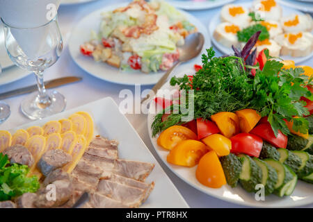 Frisches Gemüse Gurken Tomaten Paprika und Salat mit Aufschnitt. Restaurant Tabelle Stockfoto