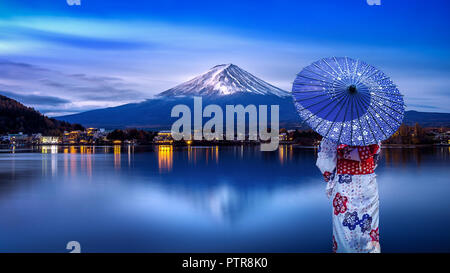 Asiatische Frau mit traditionellen japanischen Kimono auf dem Fuji Berg, Kawaguchiko See in Japan. Stockfoto
