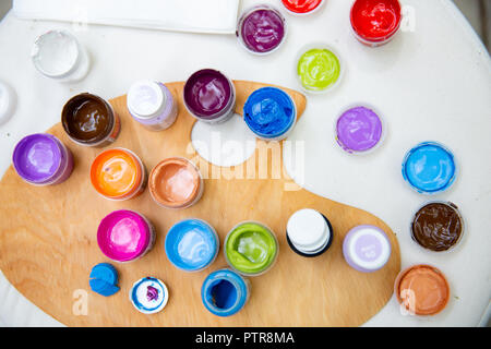 Palette mit offenen Töpfen von Farben und des Künstlers auf die Weiße Stockfoto